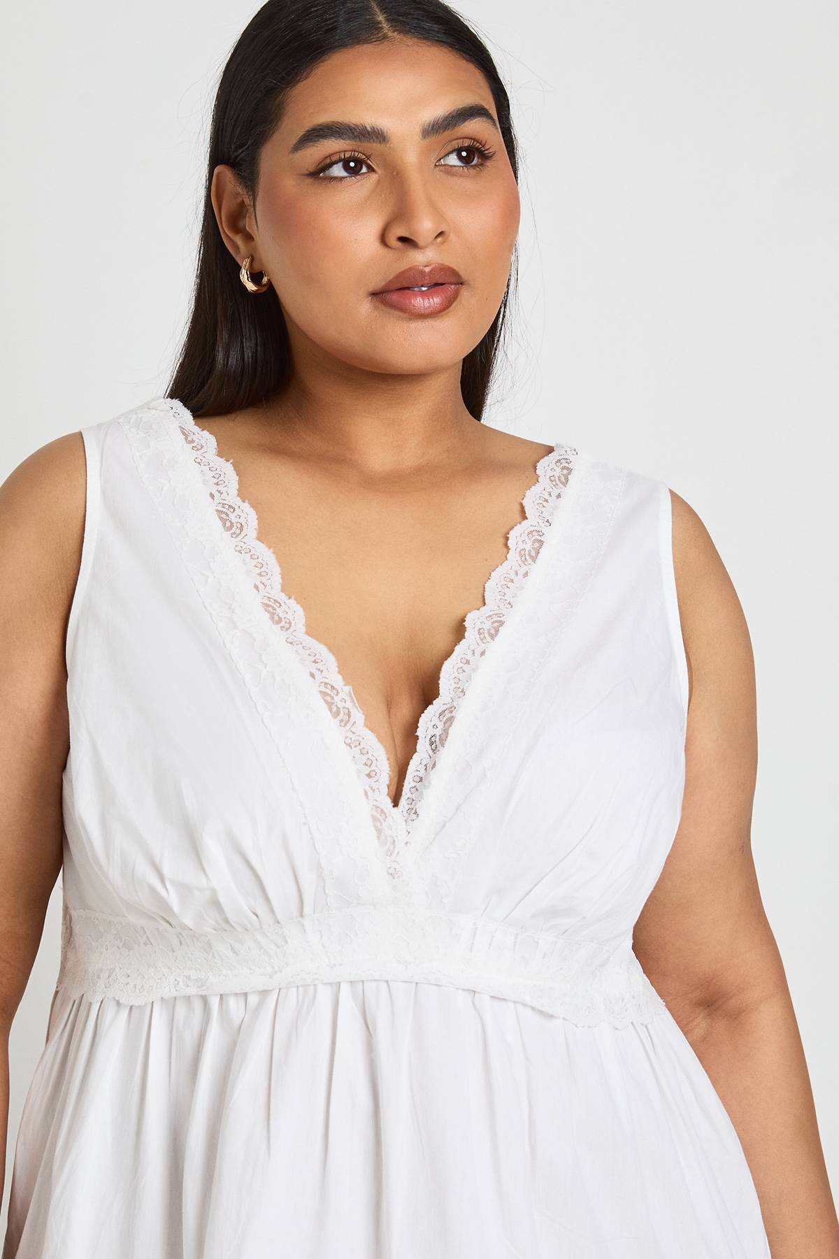 boohoo Robe Smockée À Volants Avec Inserts En Dentelle Grande Taille