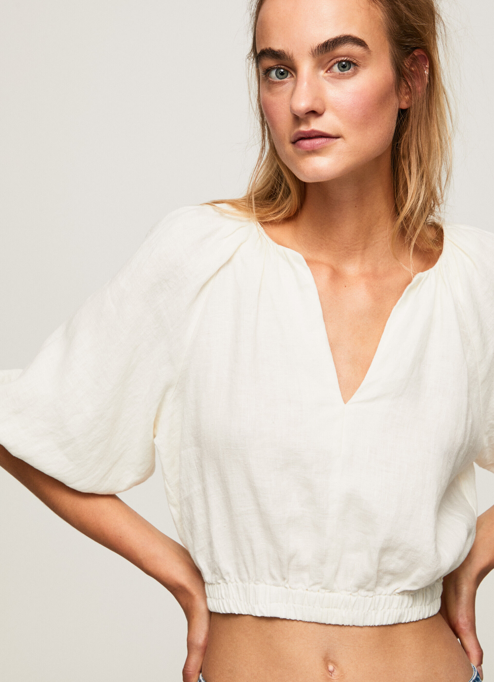 Blusa cropped com decote em V - branca mousse