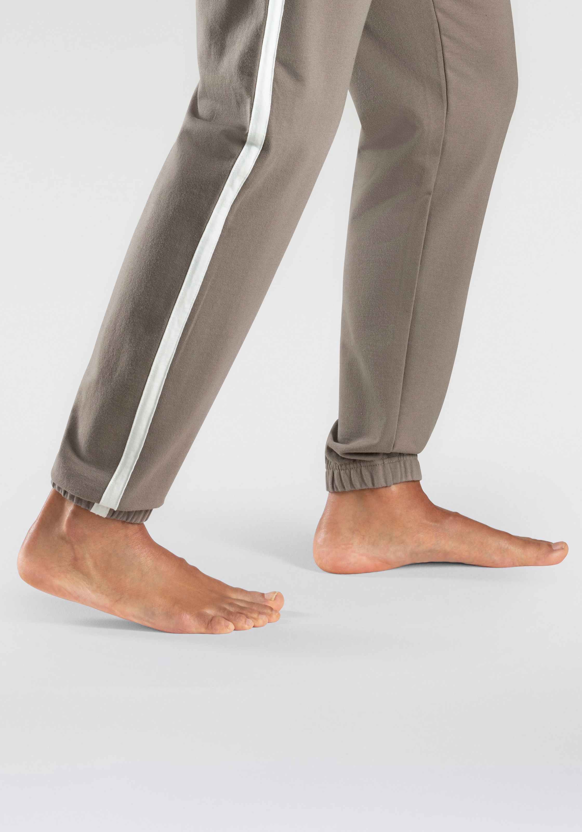 Bench. Loungewear Relaxhose »lange Relaxhose, Sweathose«  aus leichter Sweat-Qualität