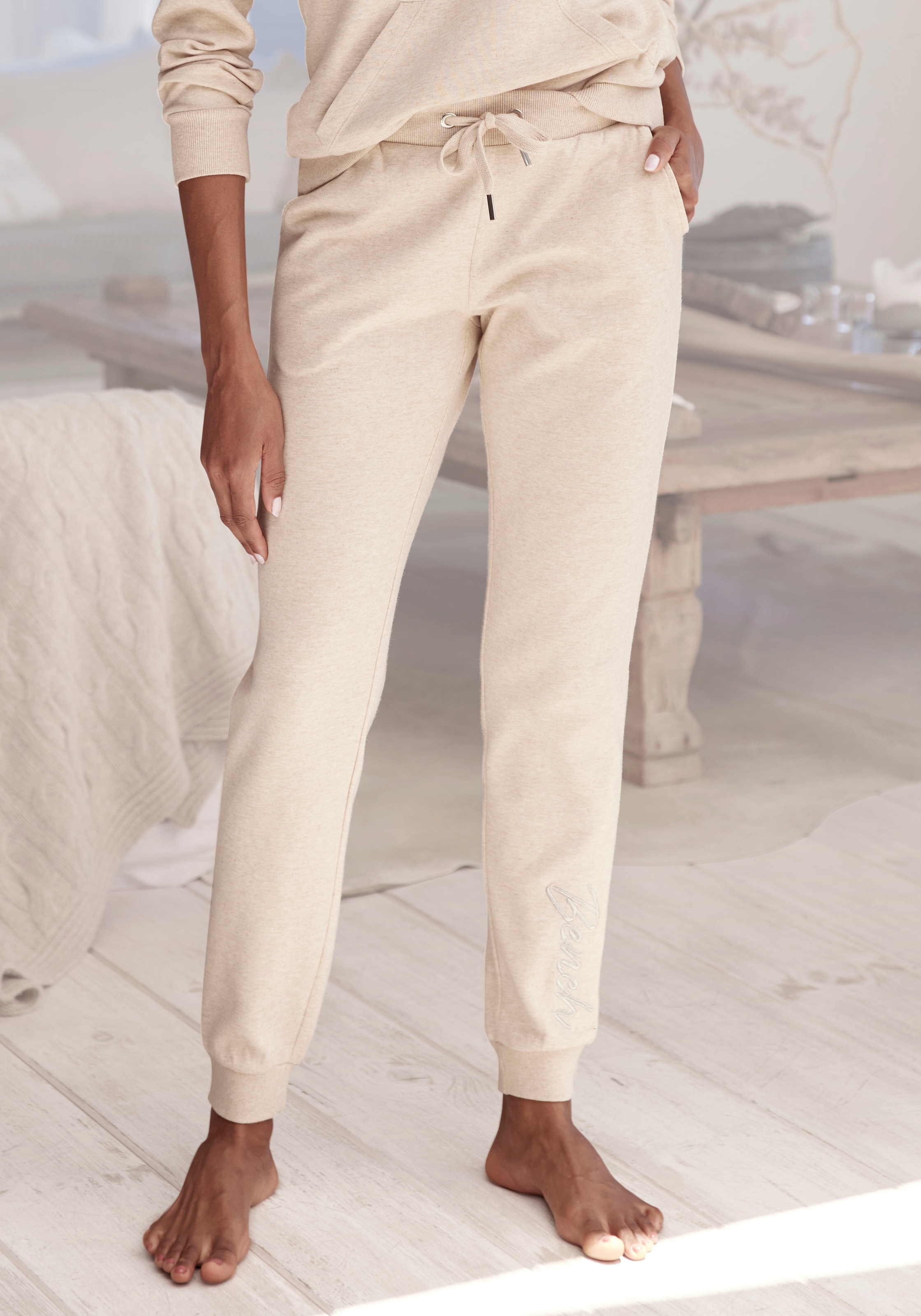 Bench. Loungewear Relaxhose  mit glänzender Logostickerei, Loungewear, Loungeanzug
