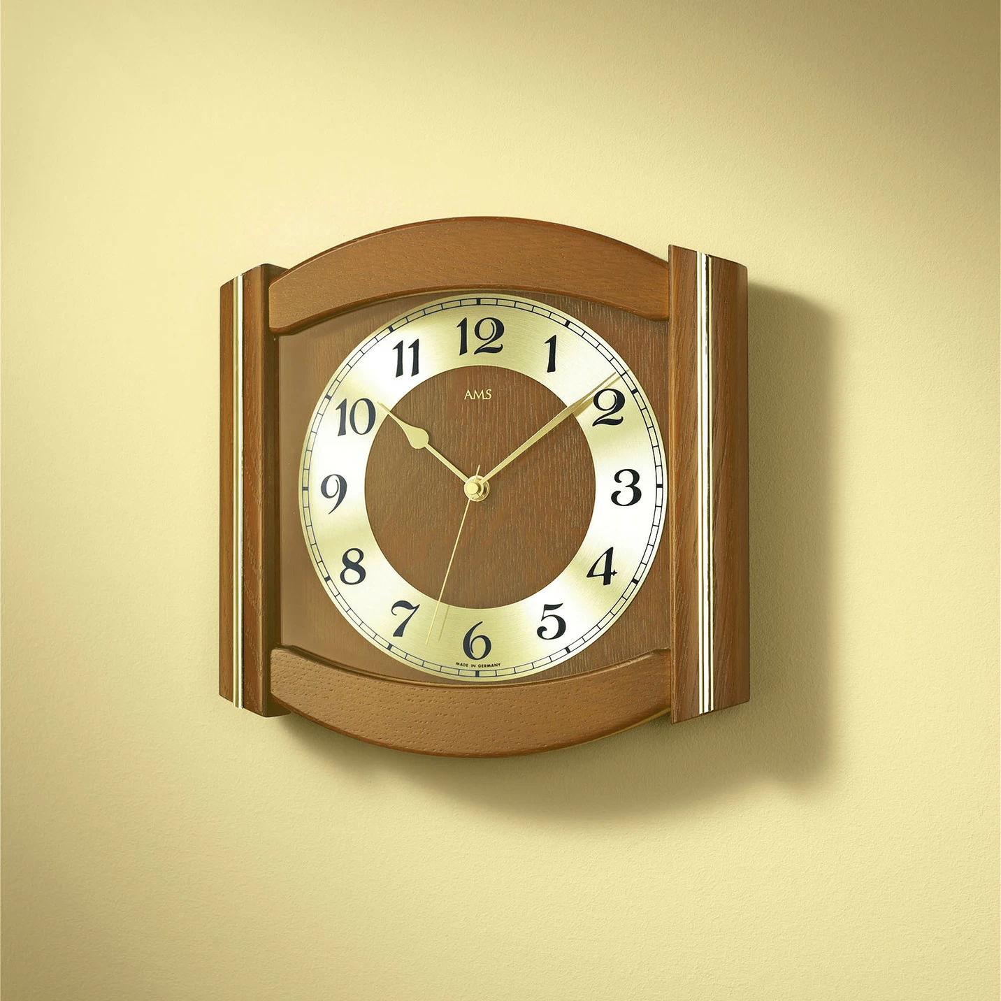Funk-Wanduhr aus massivem Holz