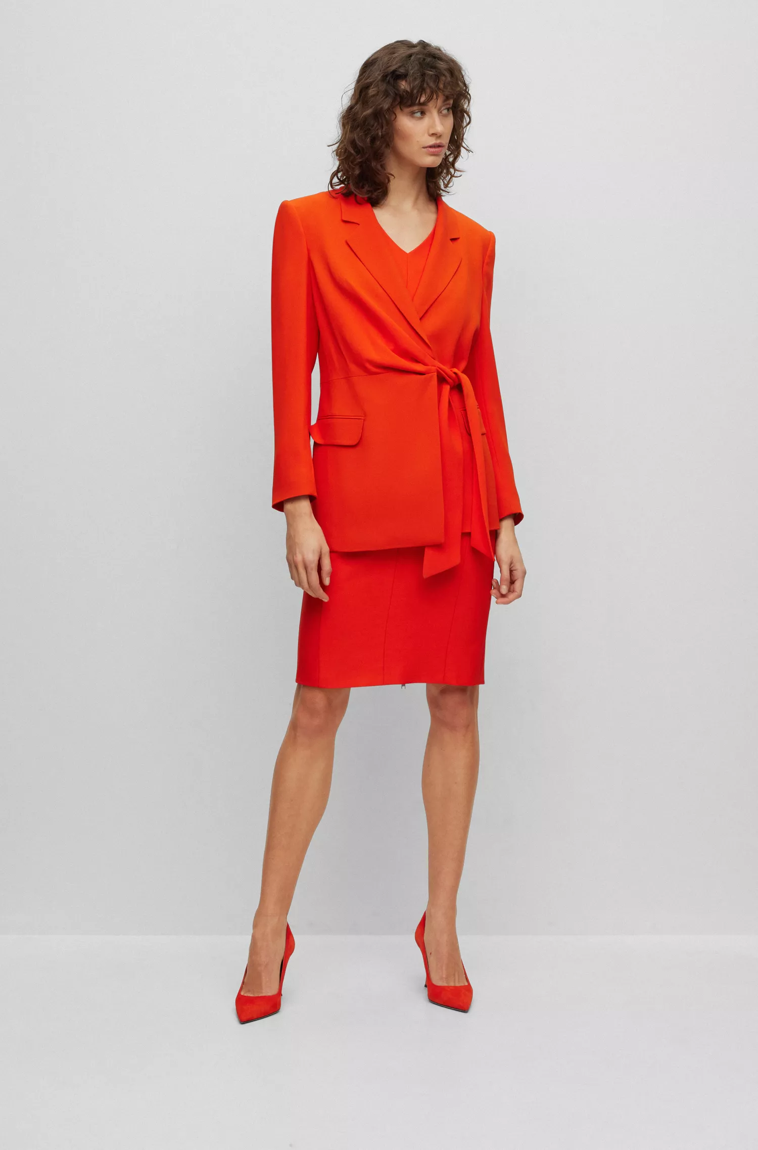 Vestido preto de negócios com decote em V e mangas curtas da BOSS.