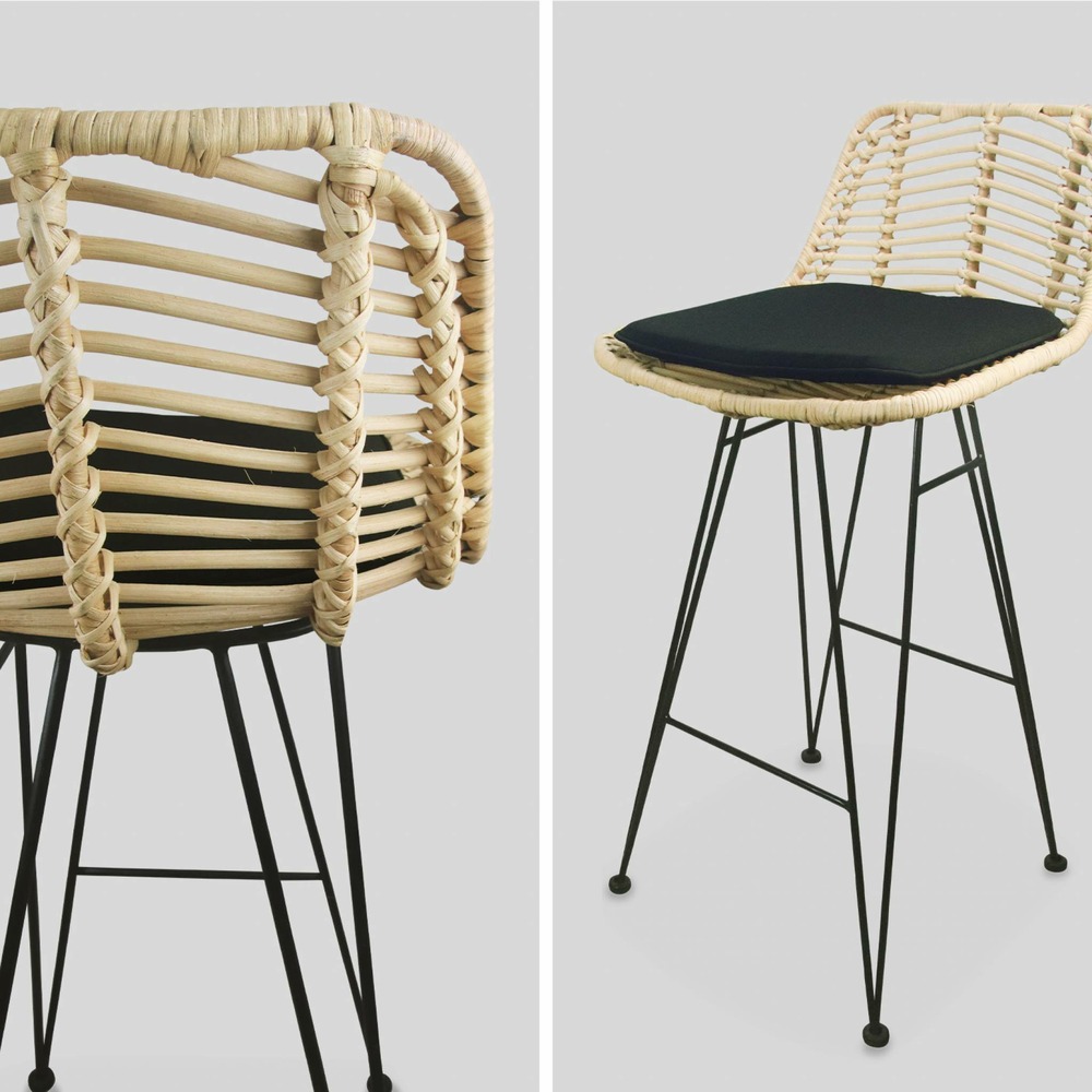 Deux tabourets de bar en rotin naturel et métal. Coussins noirs - cahya