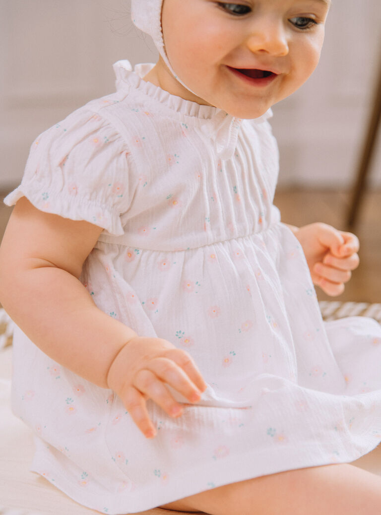 Robe et béguin de naissance blancs à imprimé fleurs