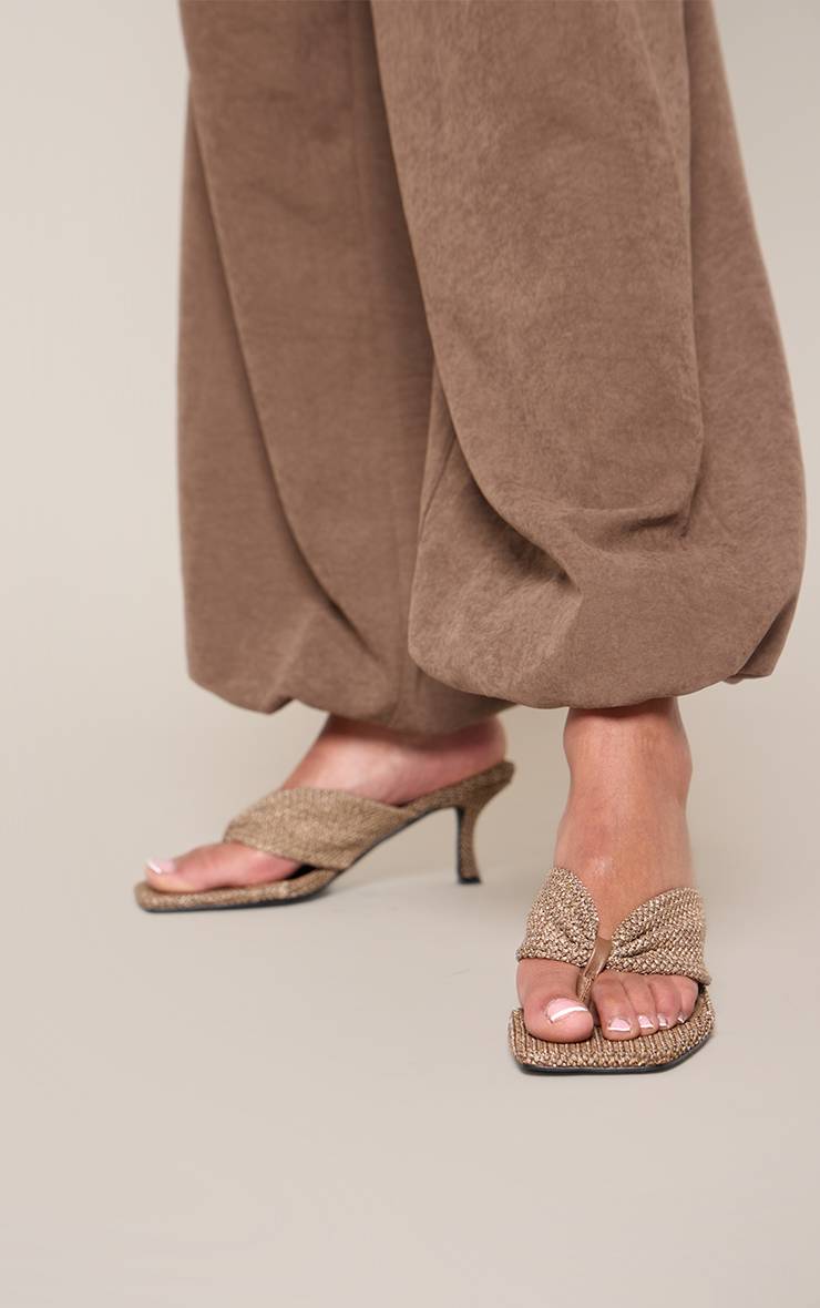 Chocolat Mules À Talons Avec Bride Tong Et Bout Carré Texturé