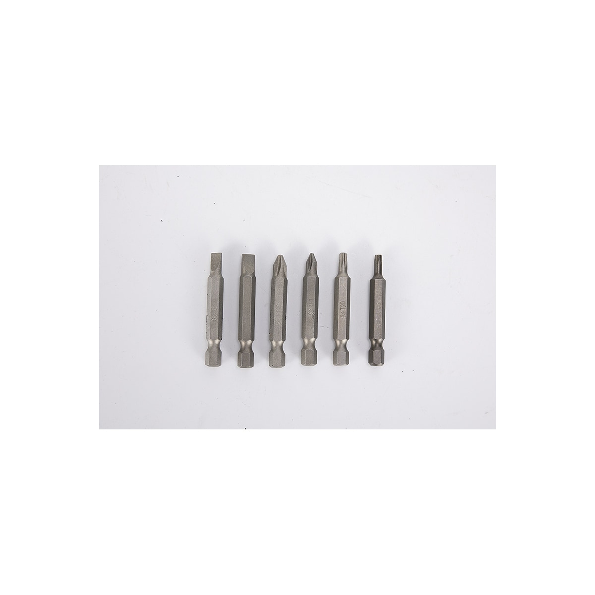 Verktøysett med batteridrill, bits, batterier og lader