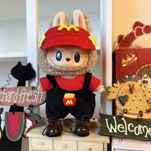 (3-tlg. Set) Monsterhäschen McDonald's Overall Puppen Zubehör Latzhose Outfit Verkleidungs Accessoire inkl. Cap / T-Shirt - Rot / Gelb