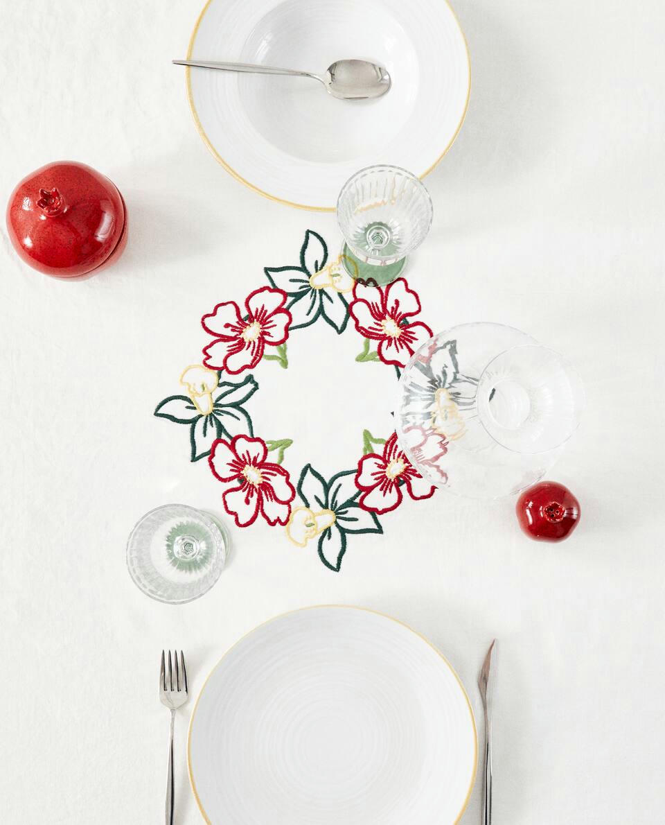 TOALHA DE MESA DE RAMI COM BORDADO FLORAL