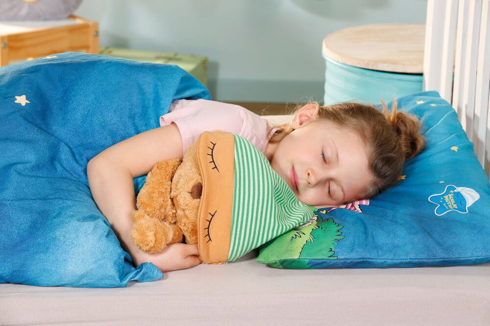 NICI Schlafmützen Schlummsi Schlummergeschichten-Bär in grünem Pyjama