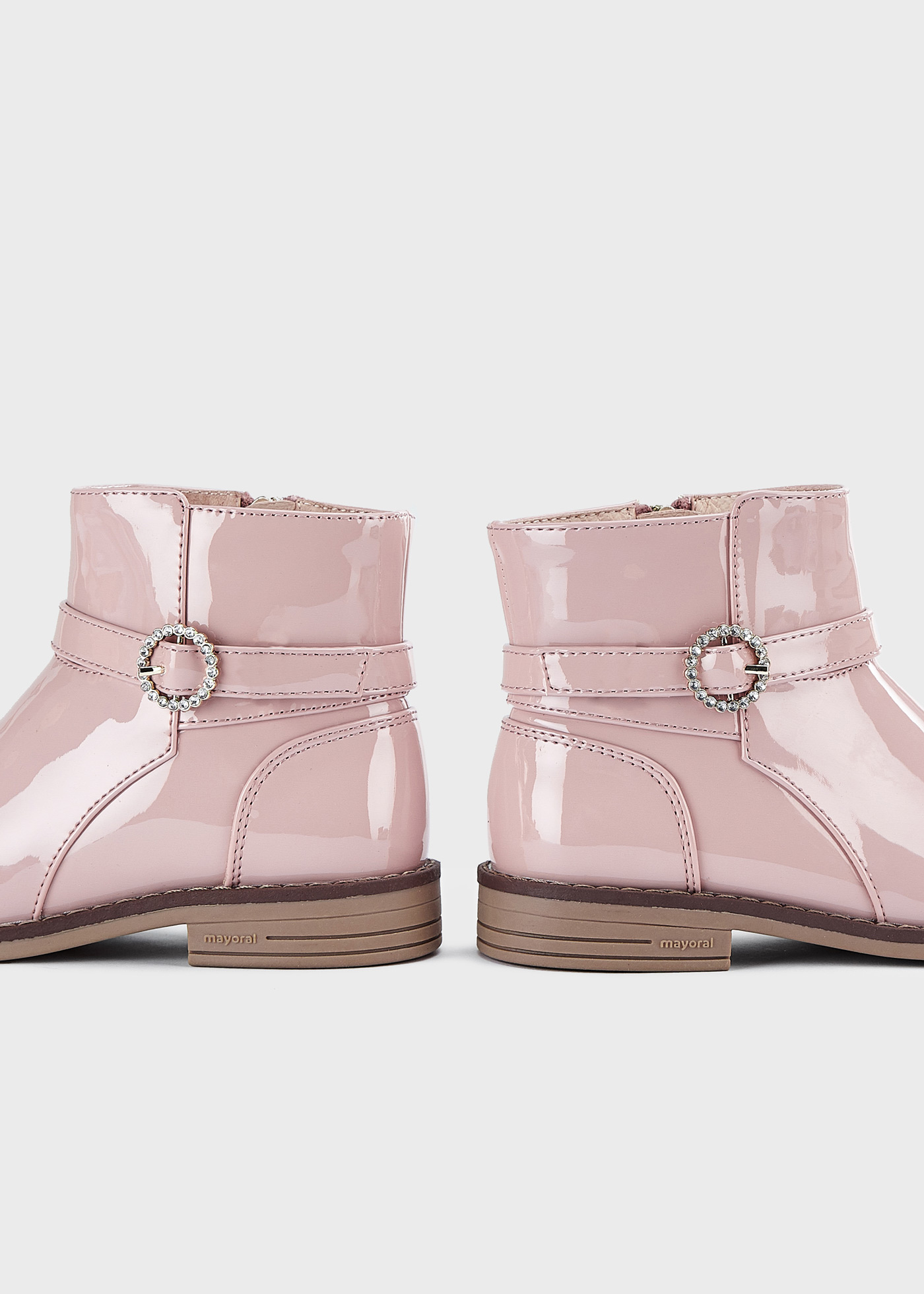 Botas de cano curto em verniz para meninas