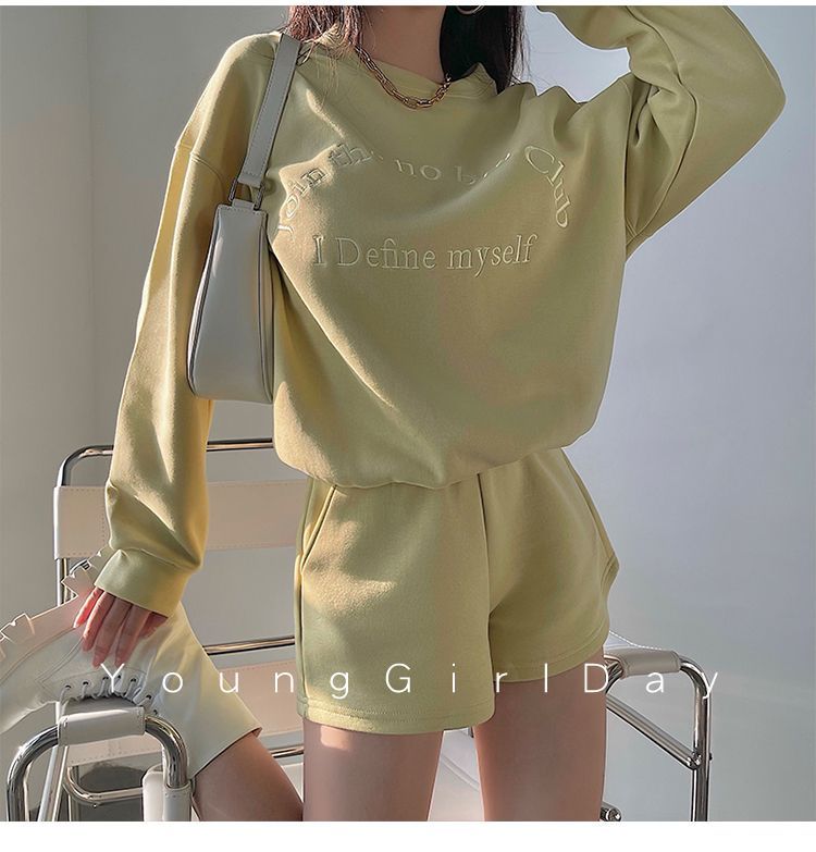 RainGirl - Set: Sweatshirt met geborduurde letters + korte broek