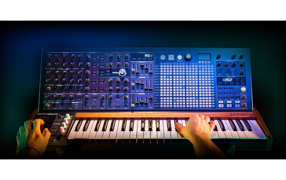 Synthesizer MatrixBrute inkl. Flight Case<br>Analoger Synthesizer, 49-Tasten