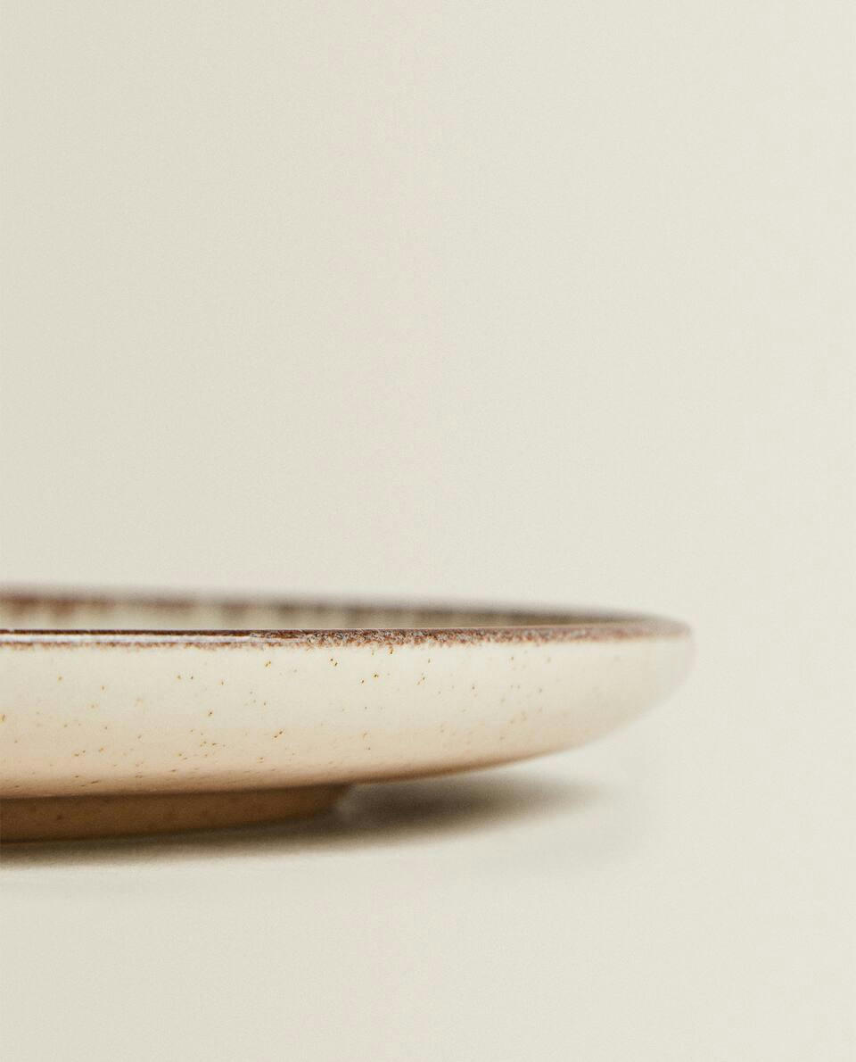 Louça de porcelana com borda de acabamento antigo