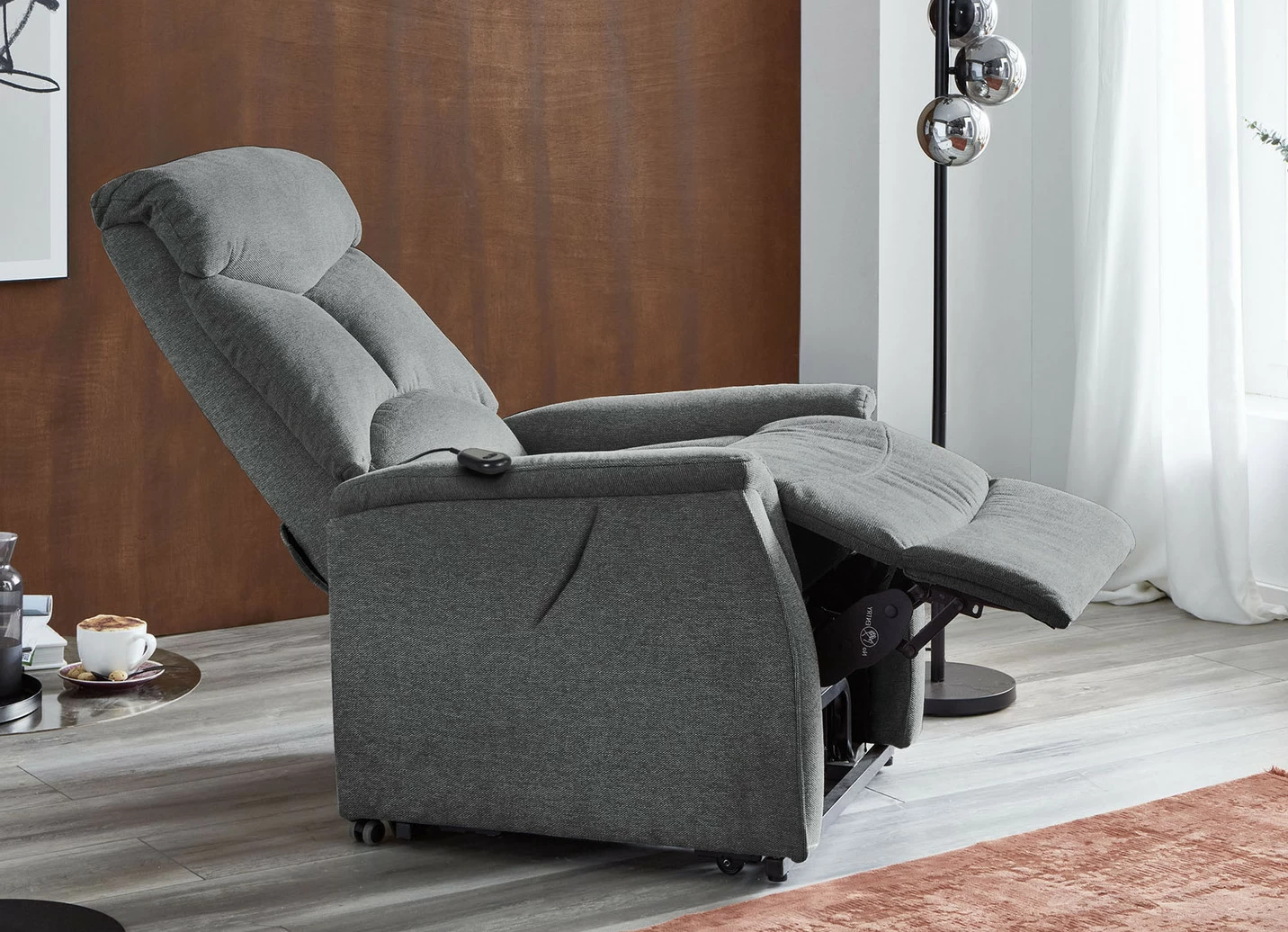 TV-Sessel mit Motor und Aufstehhilfe