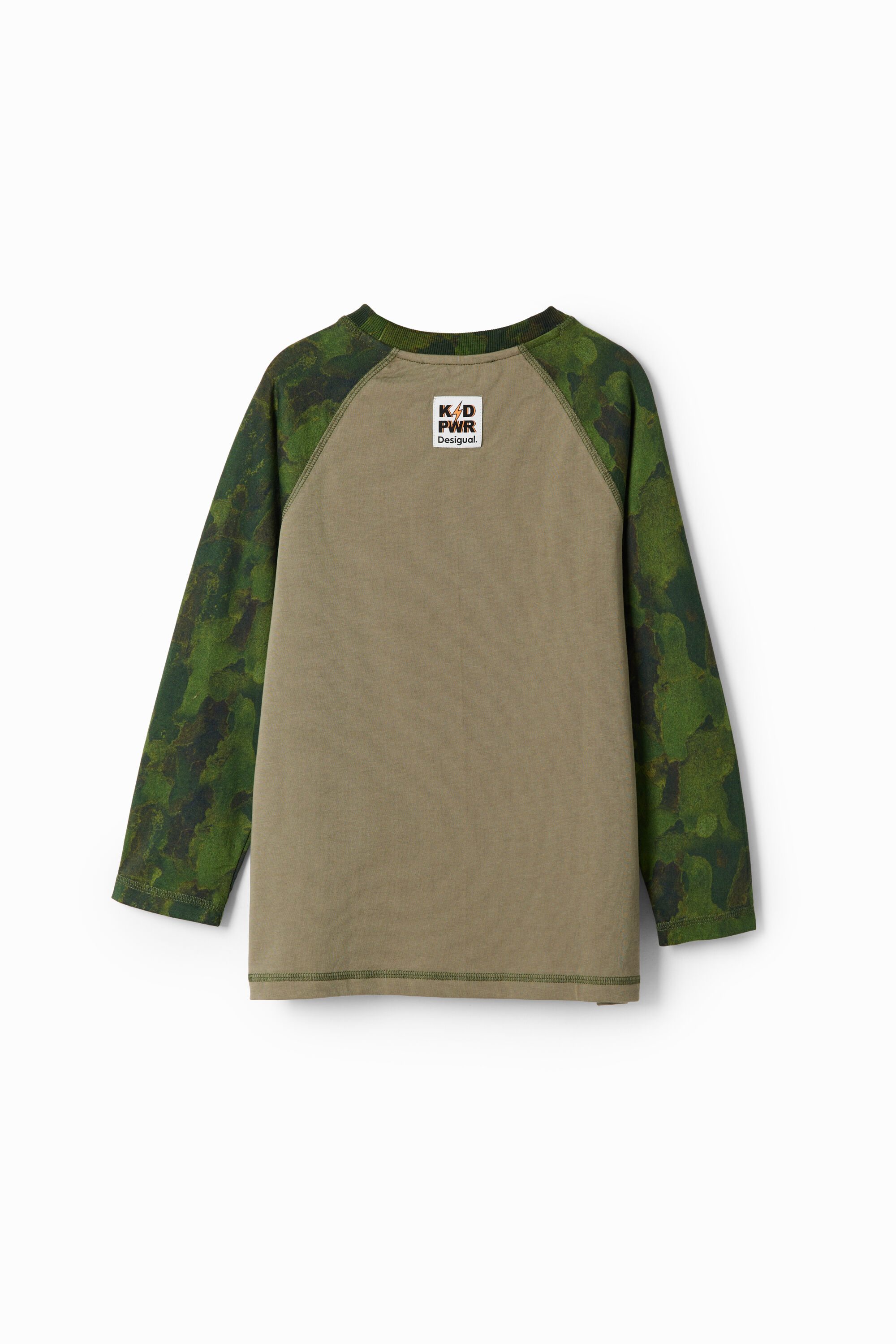 Camiseta com estampa camuflada e mensagem
