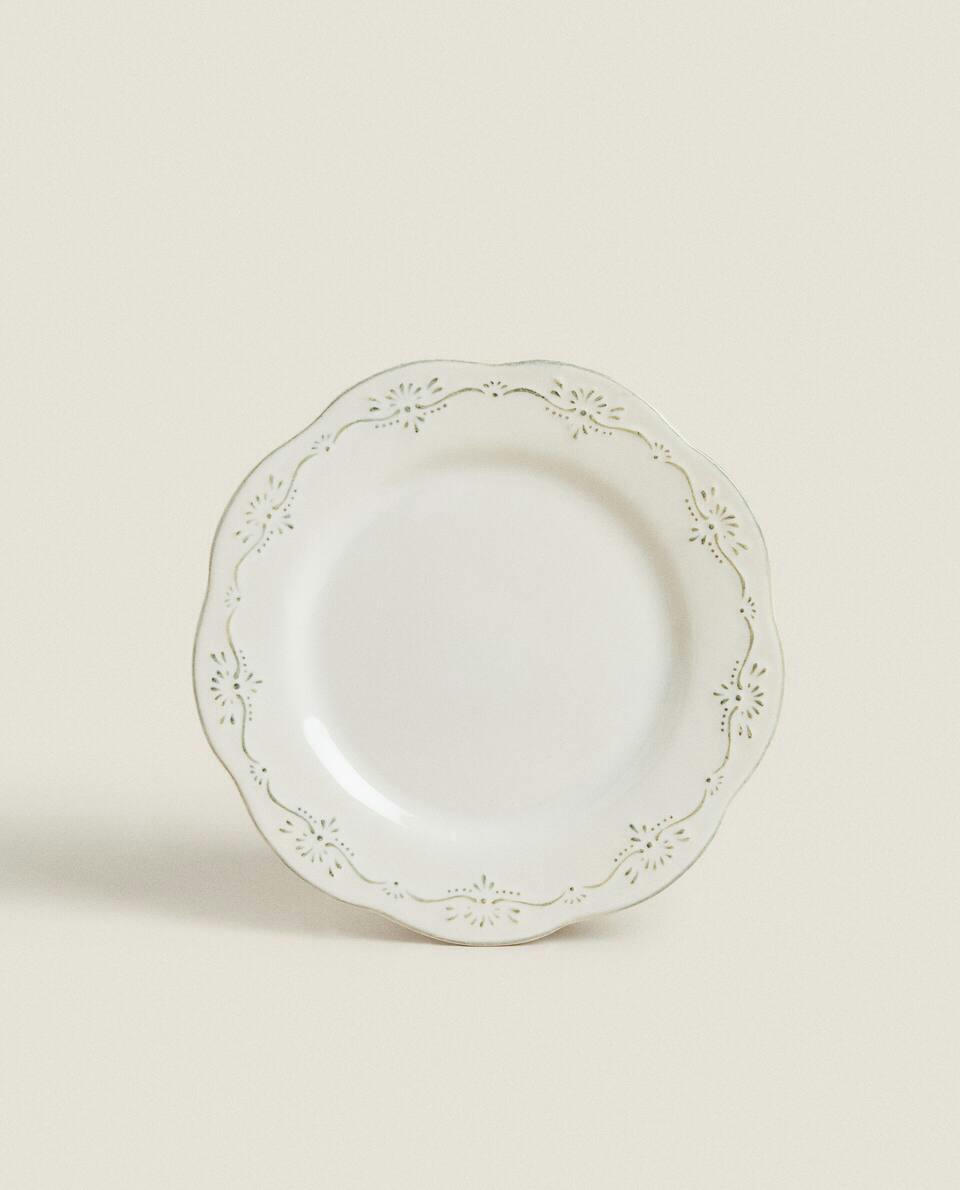 Prato de sobremesa em faiança com decoração natalina em relevo.