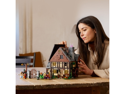 LEGO Disney Hocus Pocus: het huisje van de Sanderson-zussen (21341)