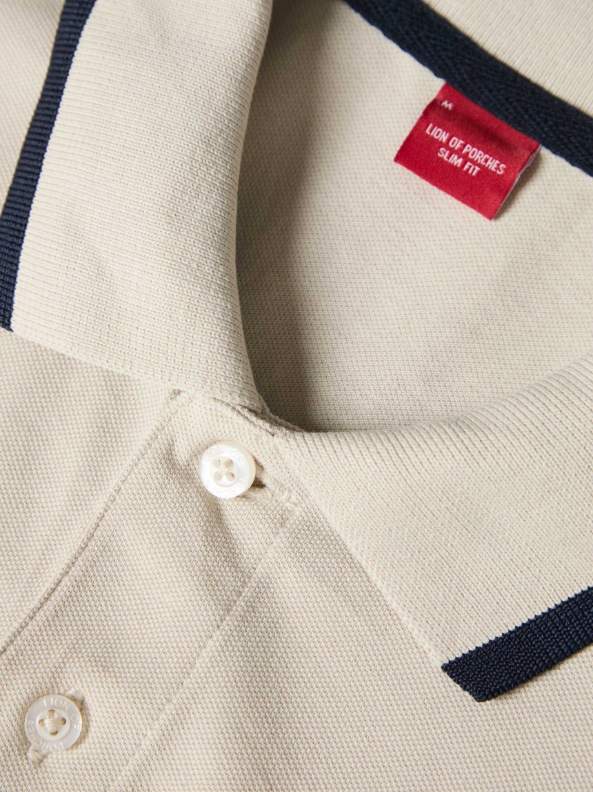 Polo piqué com riscas e estampado
