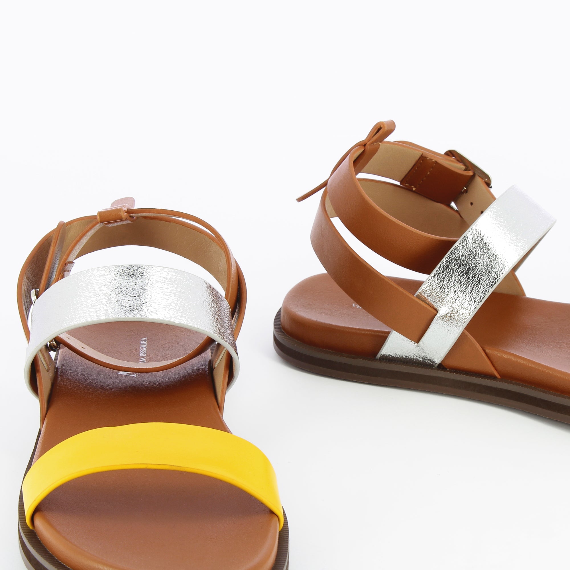 Sandales plates-Sandales plates Ninon camel à brides argent et jaune