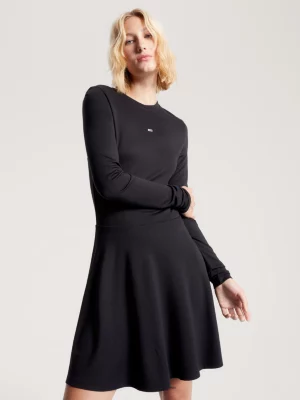 Vestido básico acinturado e evasê