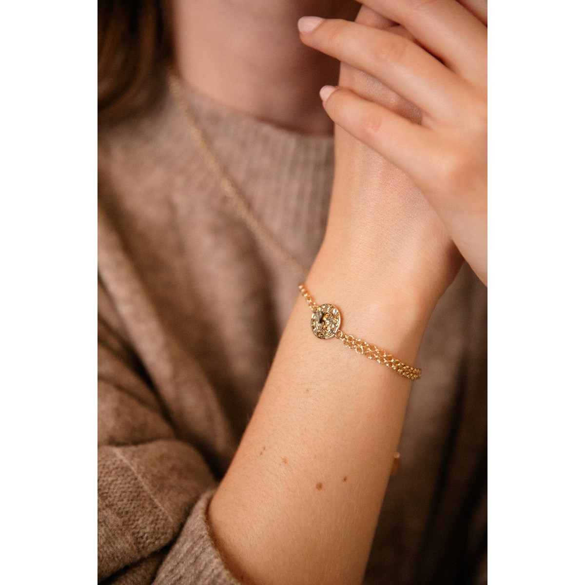 bracelet rond martelé doré à l'or fin - HESTIA