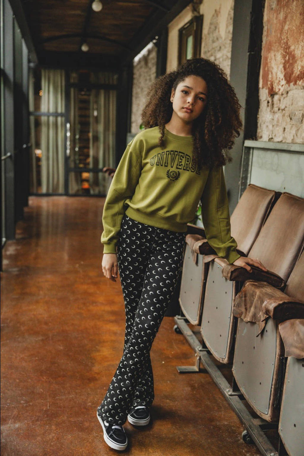 LOOXS flared broek met all over print zwart/ecru