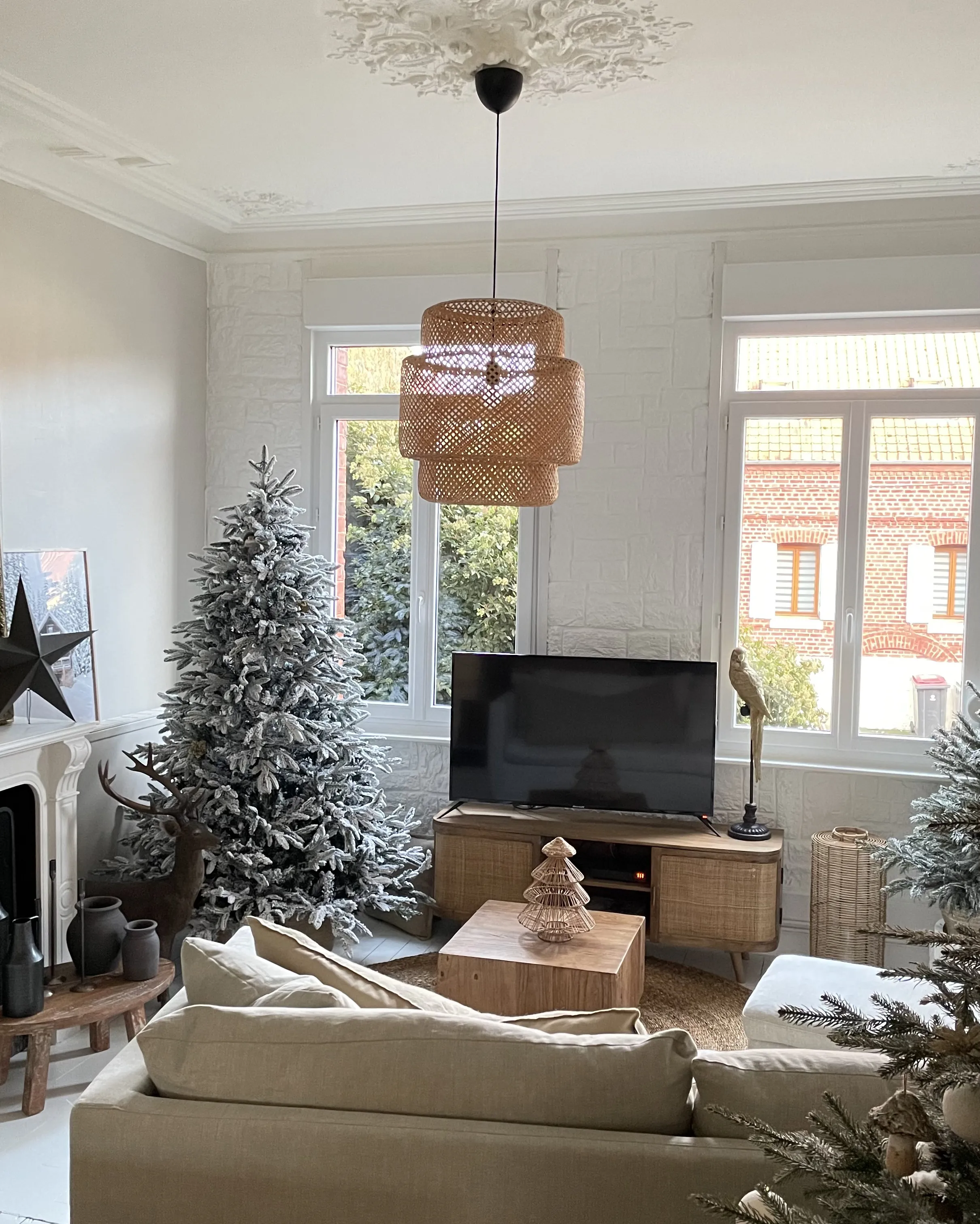 Besneeuwde kunstkerstboom BASSIE 180 cm Wit