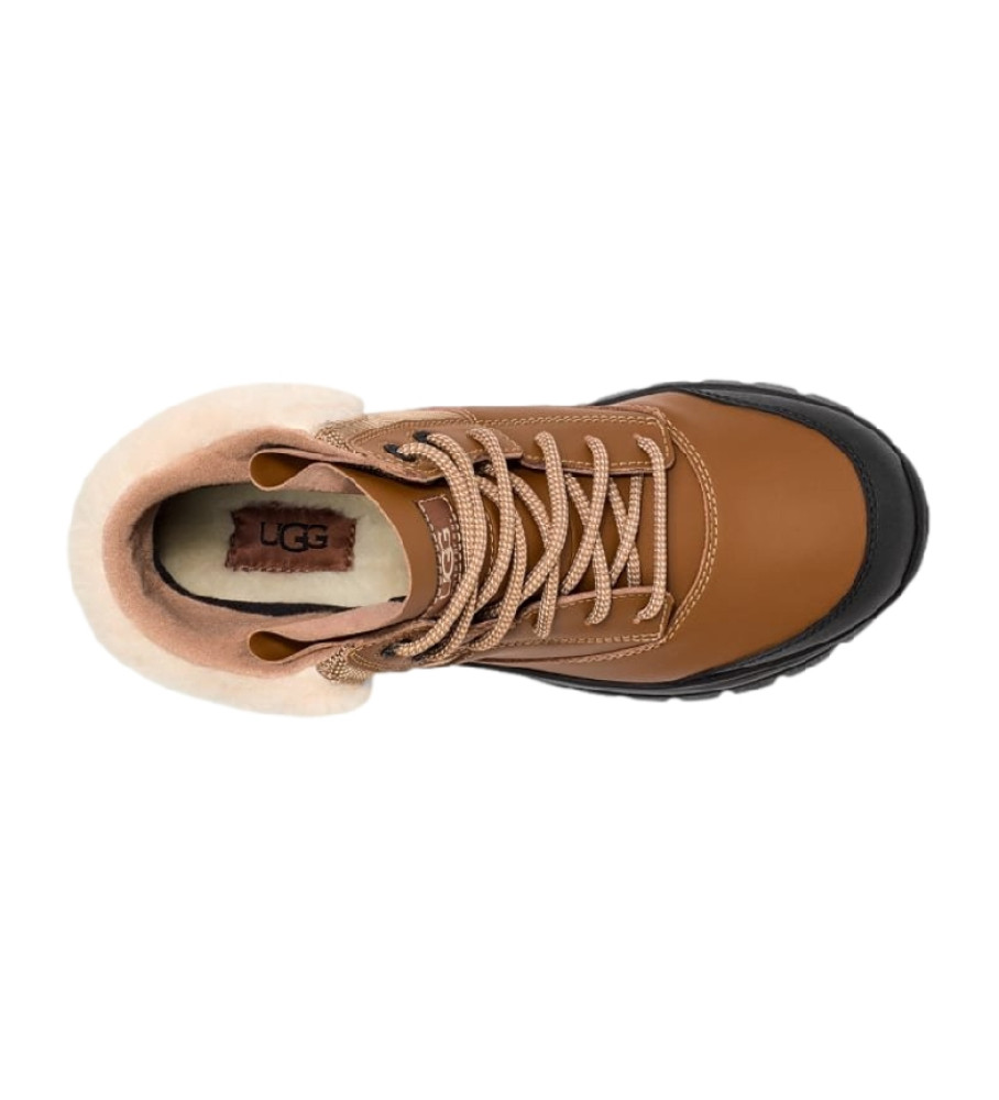 Botas UGG de couro impermeável Yose Fluff V2 marrom