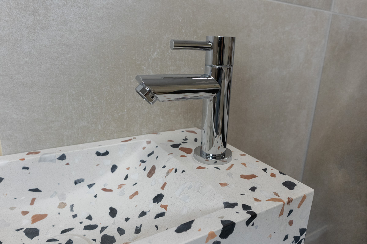 Saniclear Terrazzo fonteinset met rechte kraan in chroom