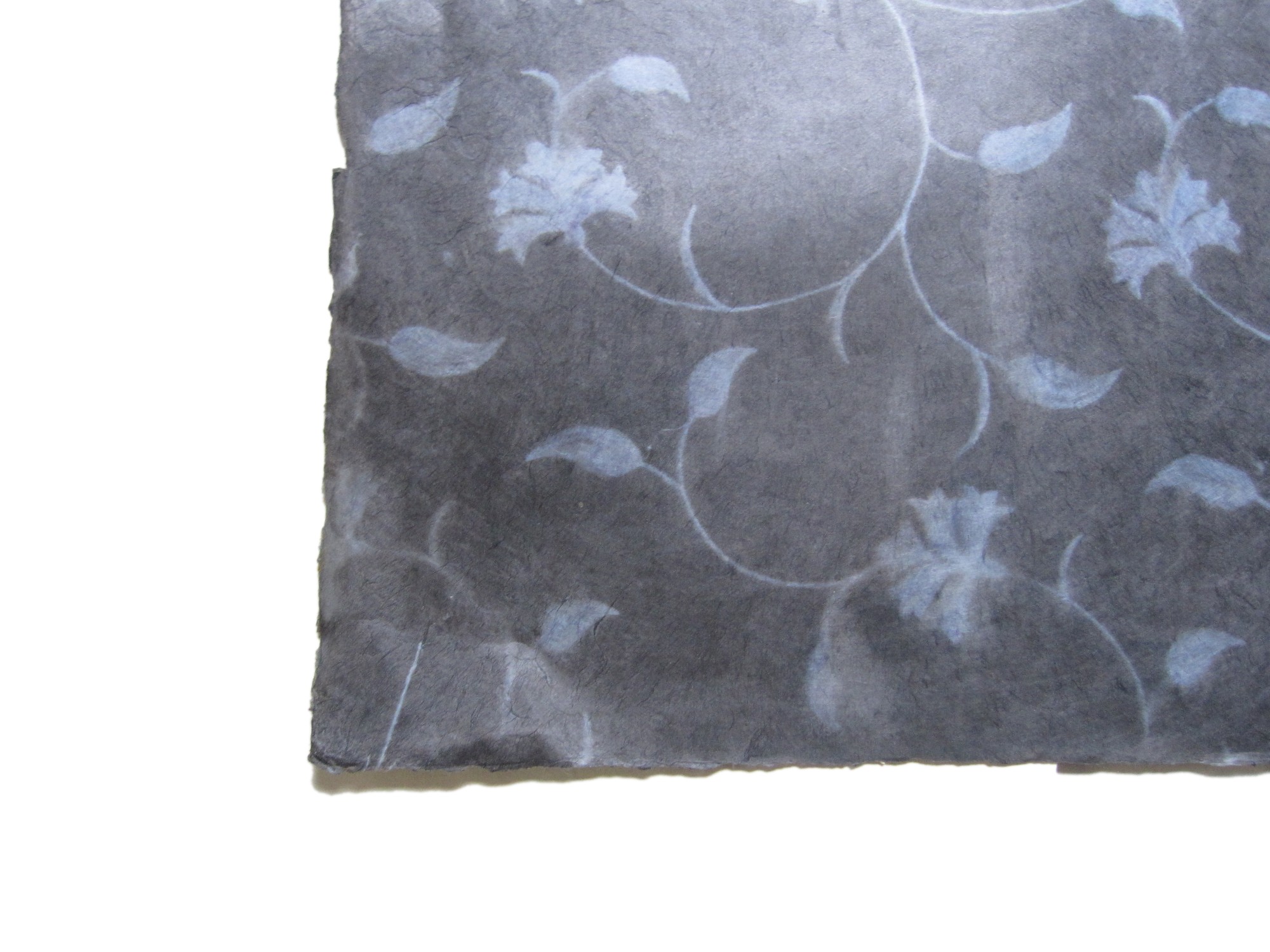 Geschenkpapier 'Blumenranke' schwarz-blau, T 76 cm, B 51 cm günstig bestellen