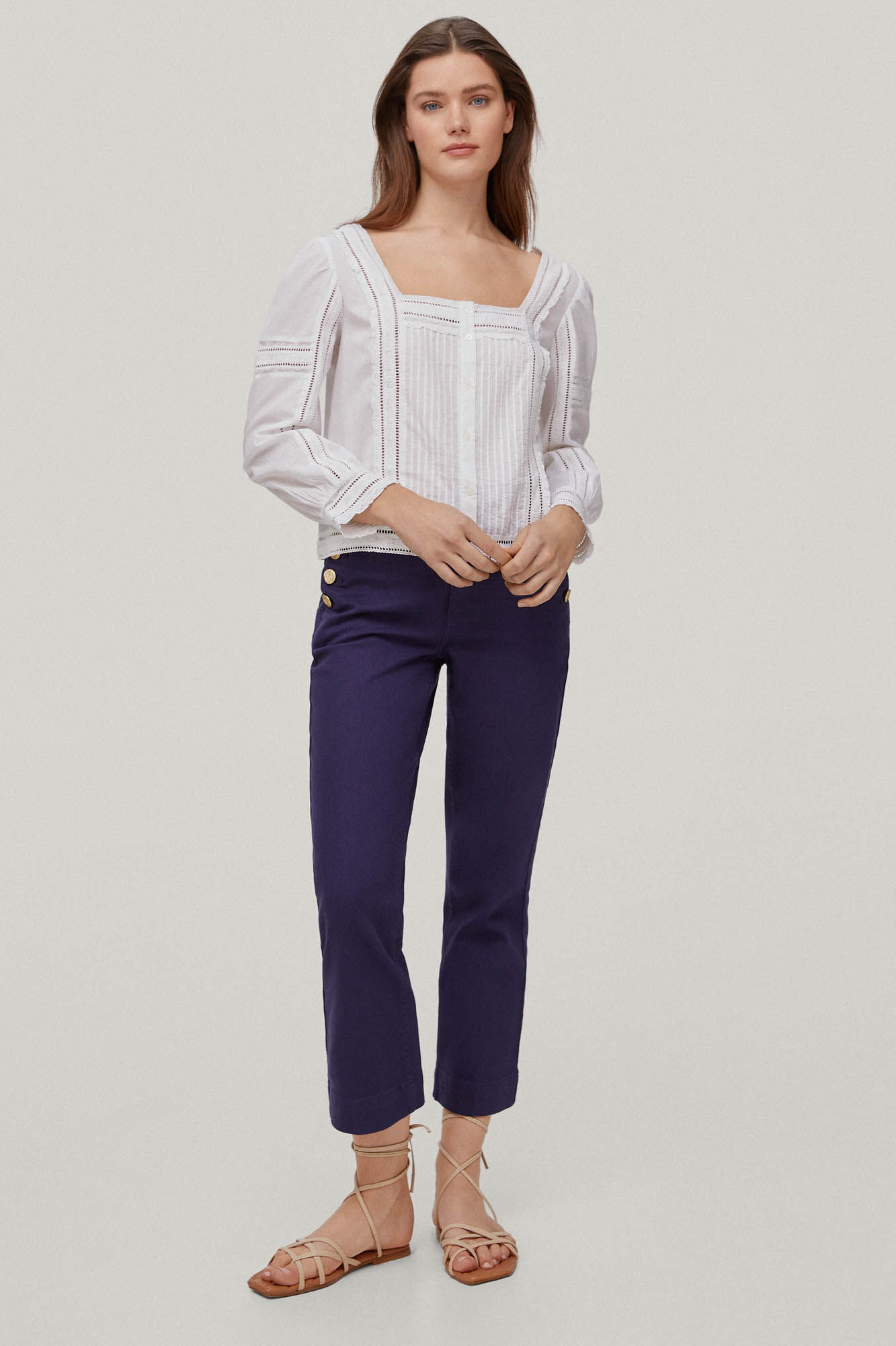 Calça jeans cropped de corte reto com botões - Azul