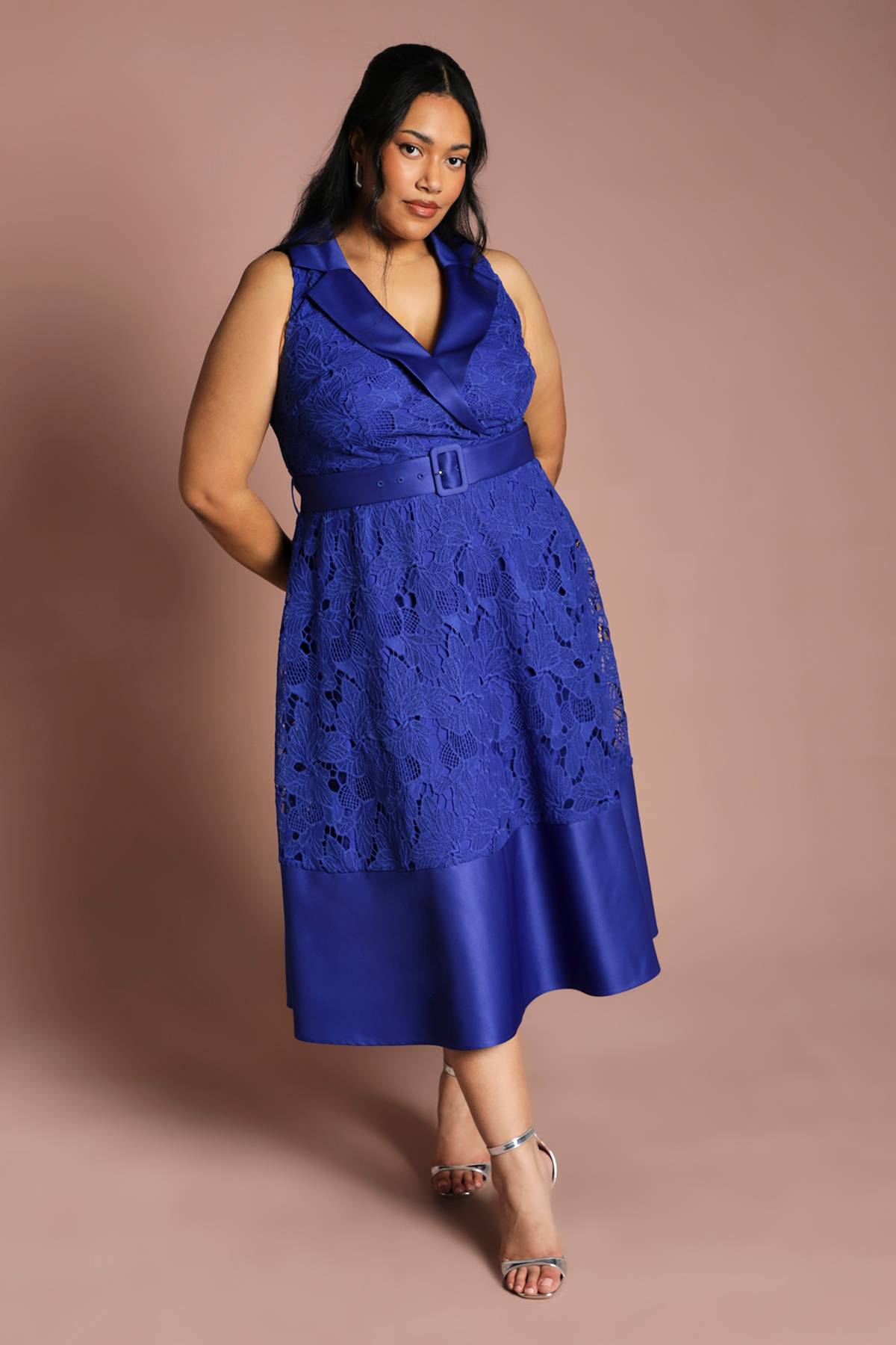 Coast Robe Grande Taille Sans Manches En Dentelle Et Satin Contrasté Longueur Midi