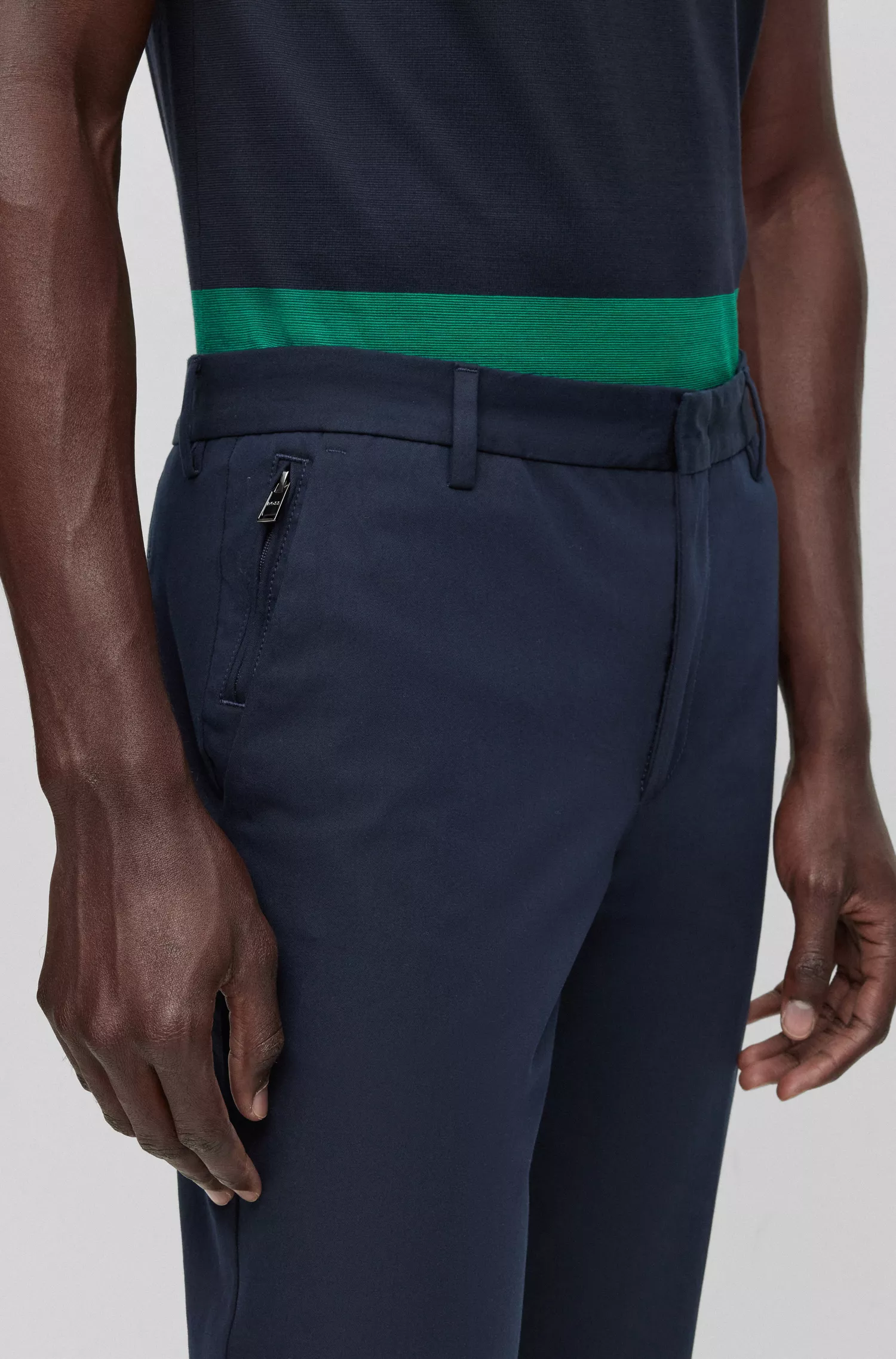 Calça BOSS preta, corte slim, em mistura de algodão com elastano.