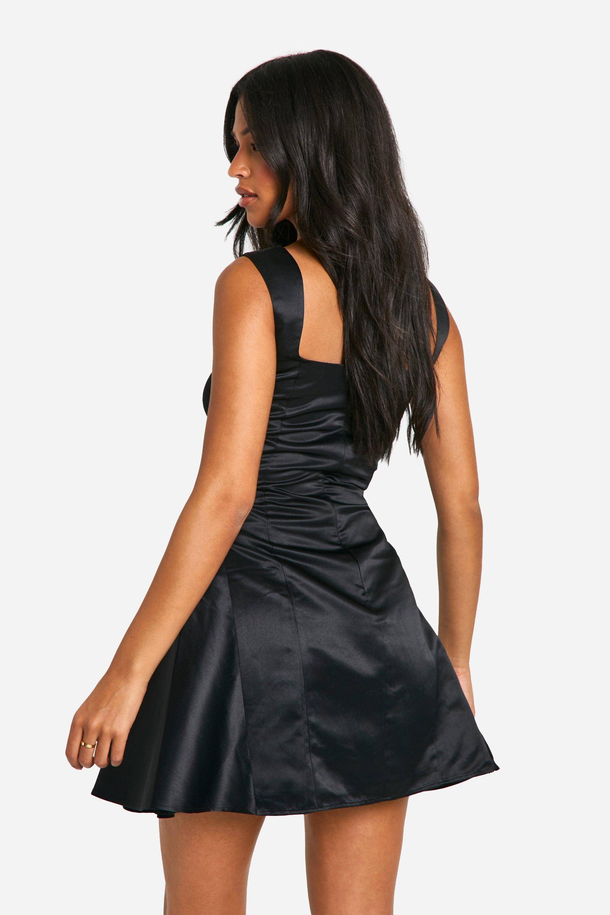 boohoo Robe patineuse structurée en satin haut, col carré