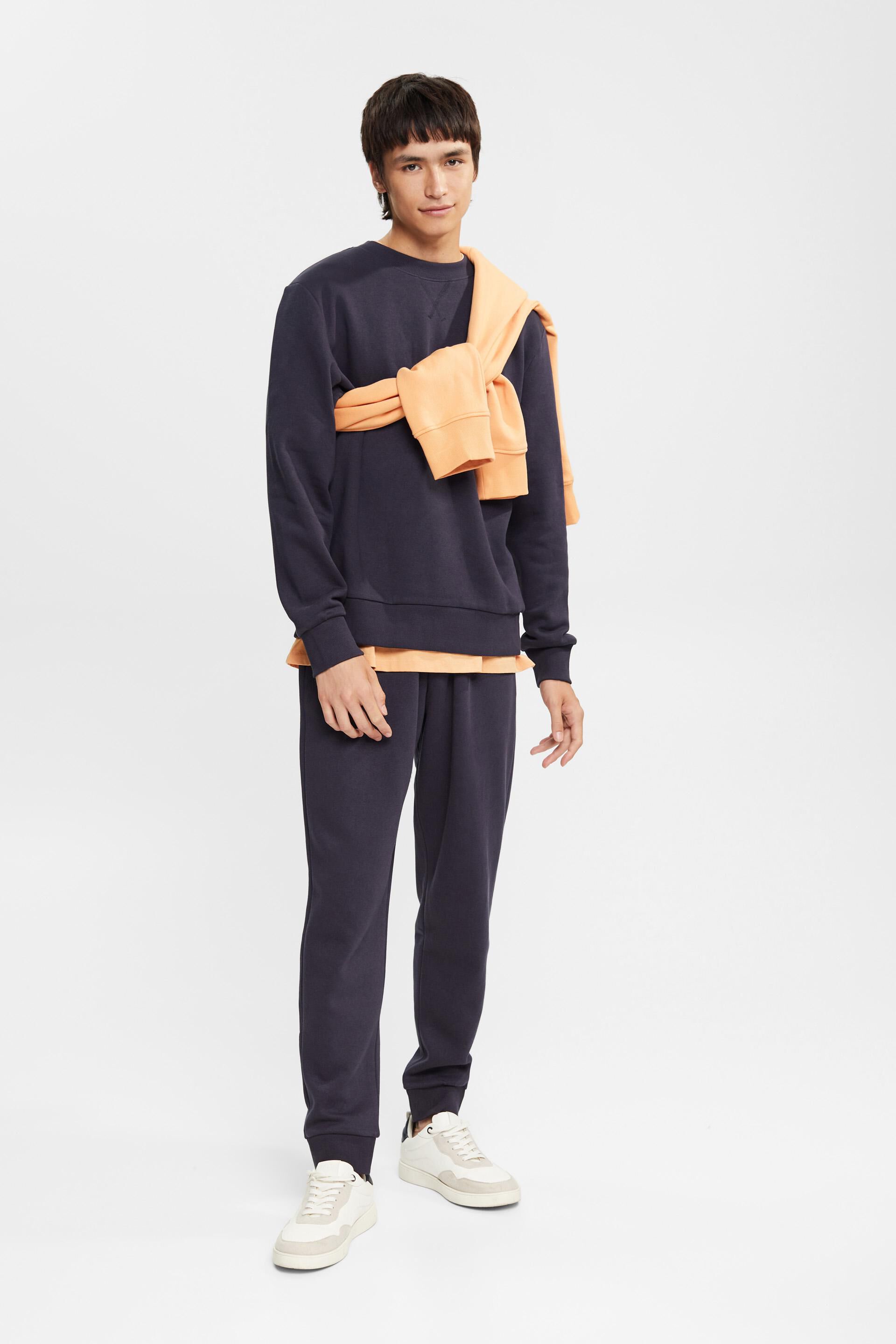 En matière recyclée le sweat-shirt unicolore