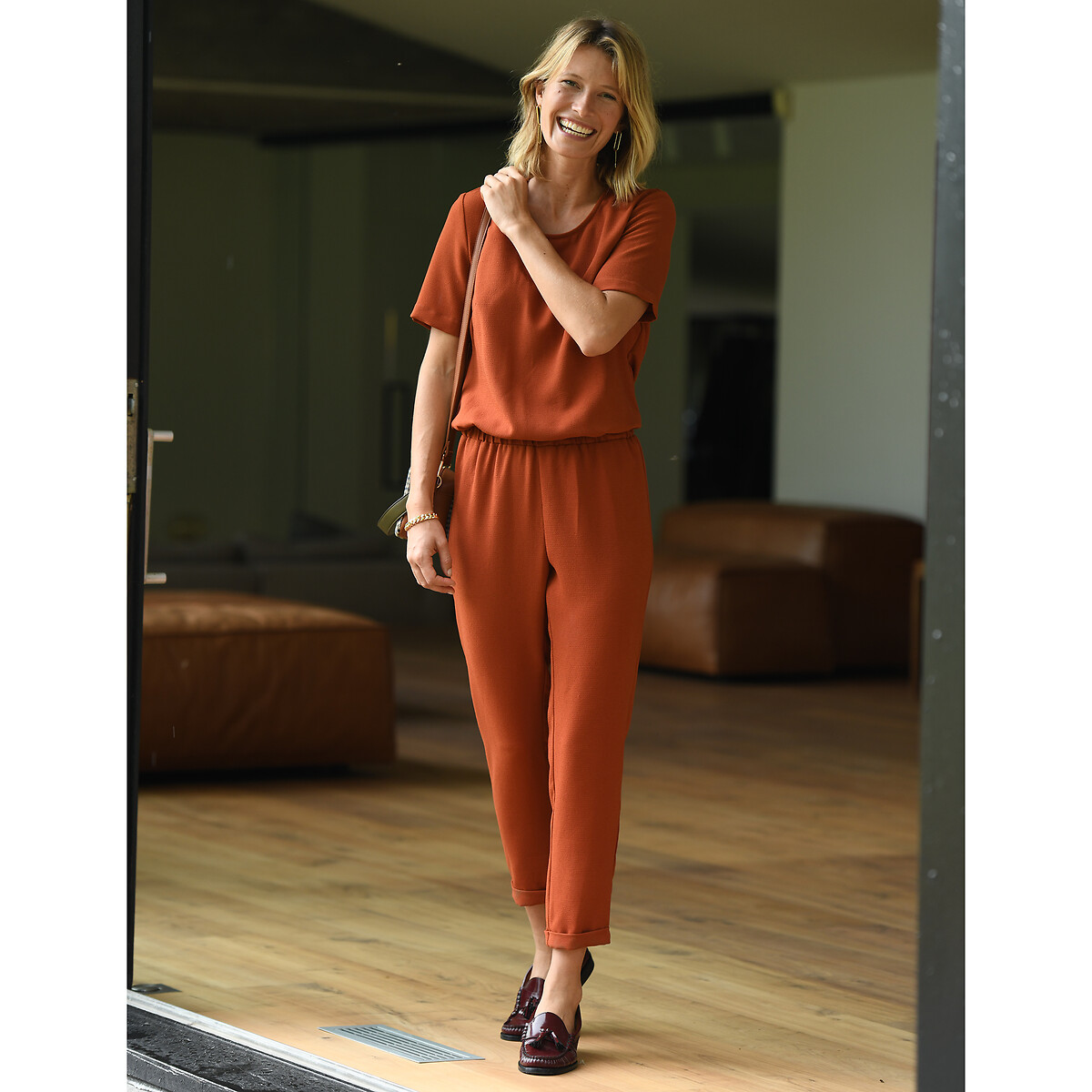 ANNE WEYBURN<br>Macacão em relevo
