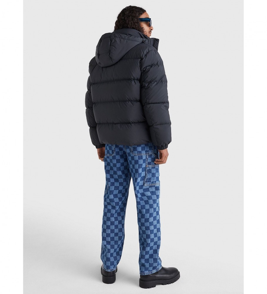Jaqueta Tommy Jeans de plumas recicladas com capuz, preta