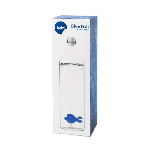 Garrafa de água em formato de peixe azul, transparente.