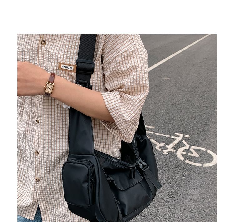 Hikuozy - Nylon crossbodytas met effen klep