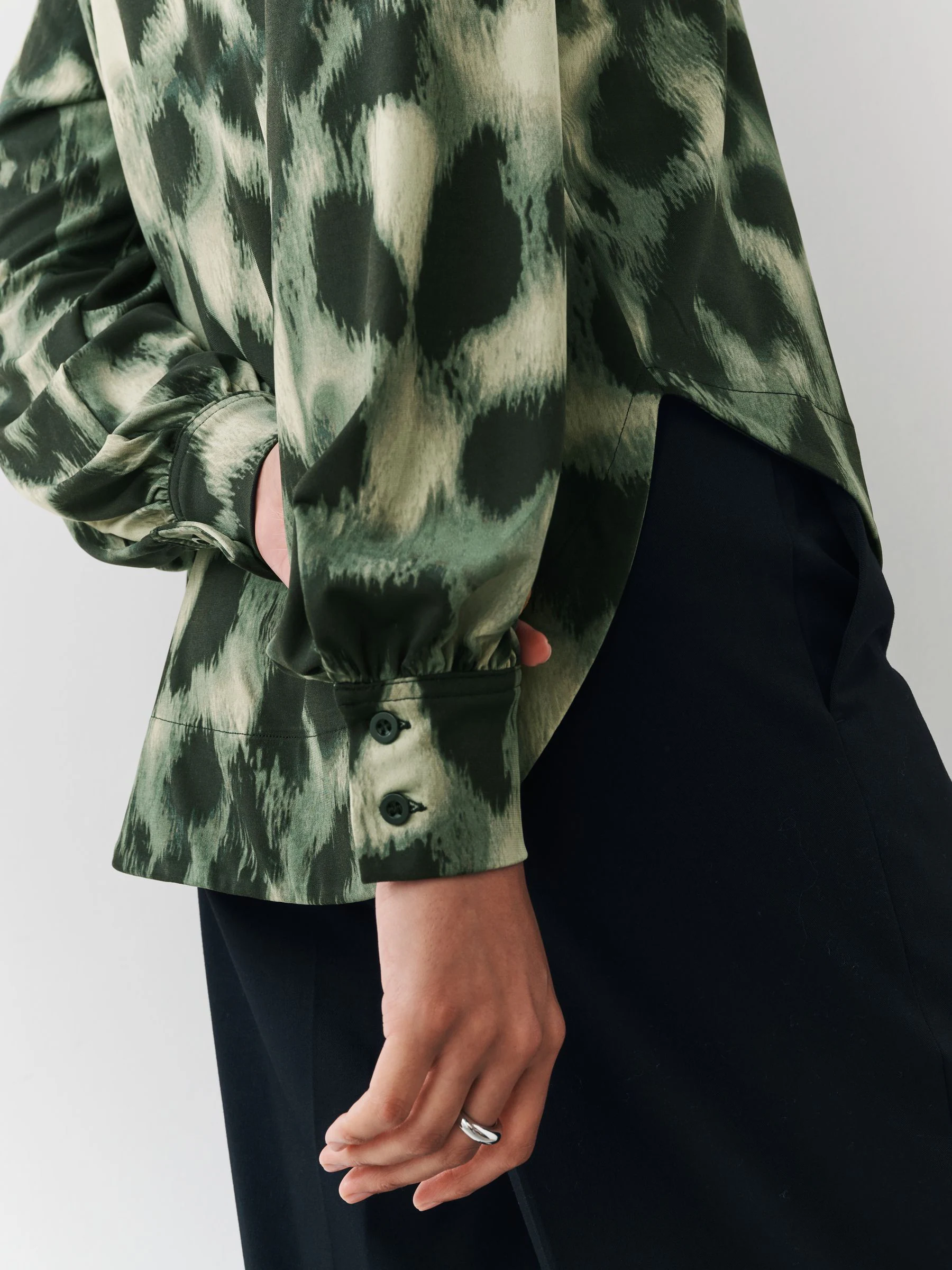 Groen met dierenprint - Long Sleeve V-Neck Jersery Blouse