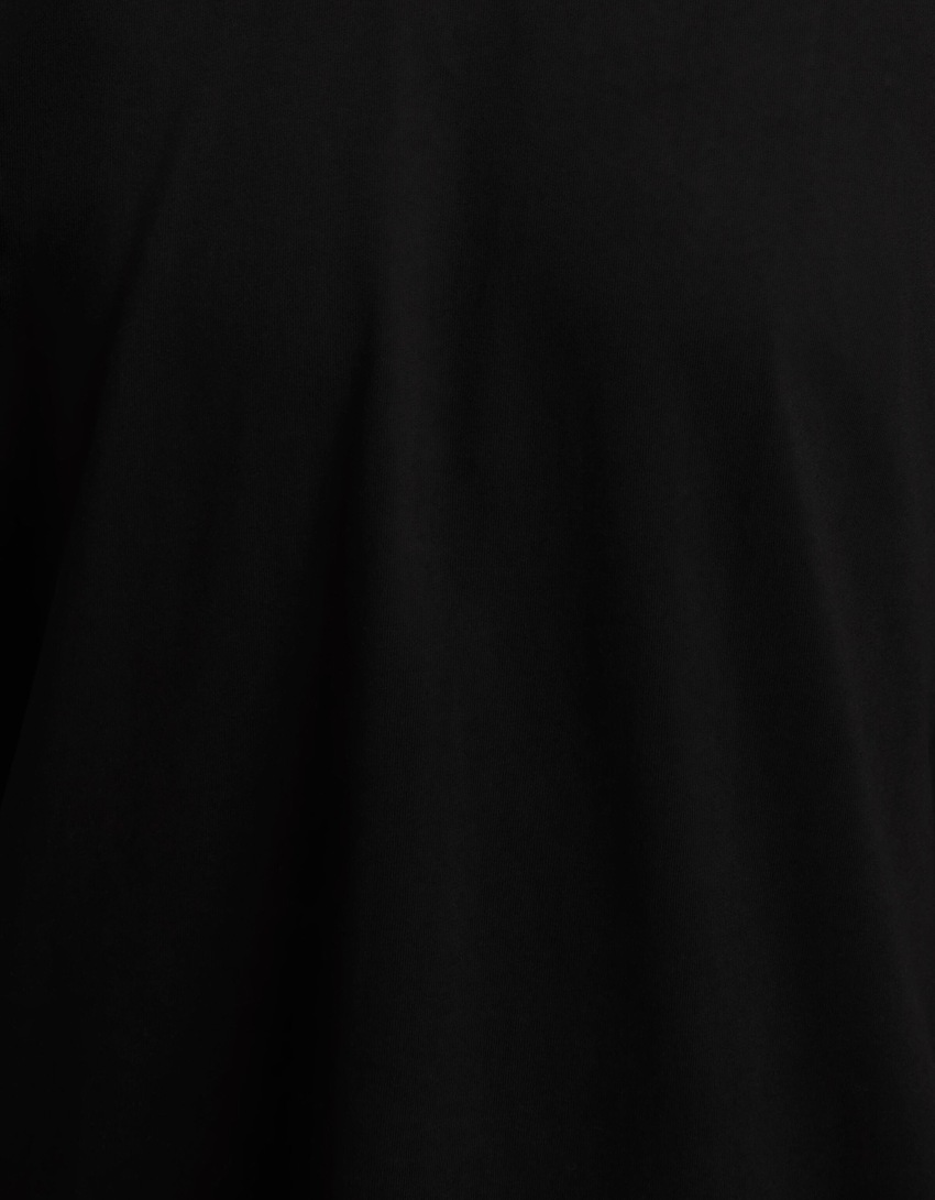 Camiseta de manga curta com modelagem quadrada e estampa da tendência atual.