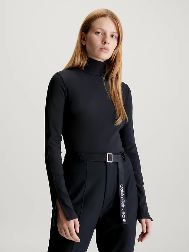 Blusa sem mangas com fenda e gola alta.