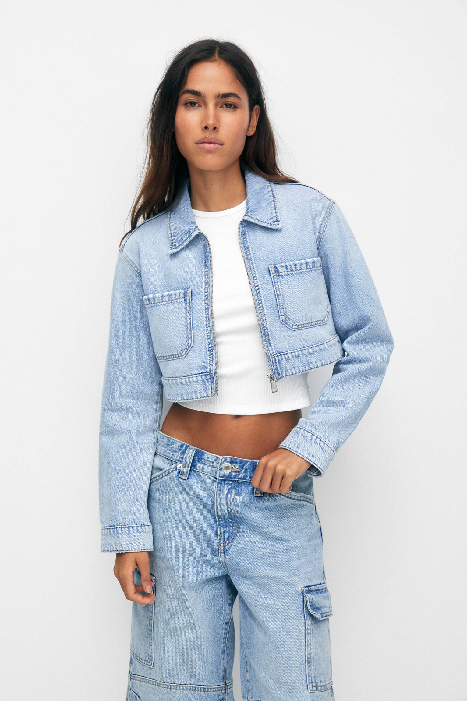 Jaqueta jeans cropped com zíper - azul claro