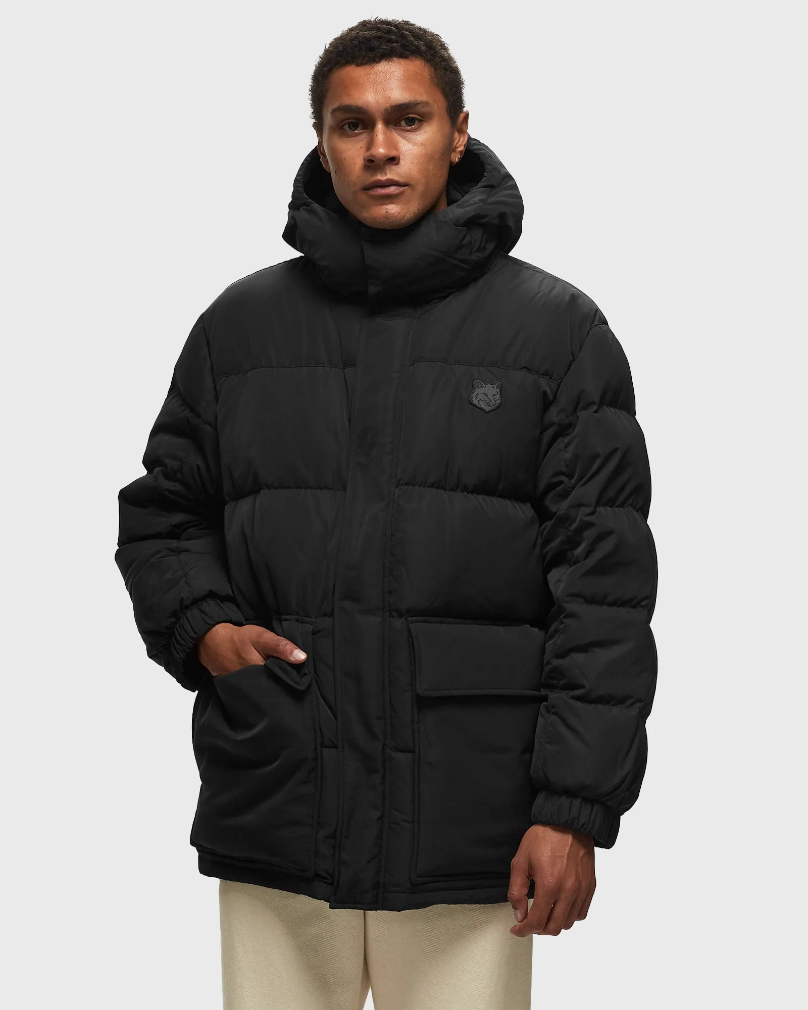 Casaco puffer com capuz Maison Kitsune em nylon com aplique de cabeça de raposa em tom sobre tom