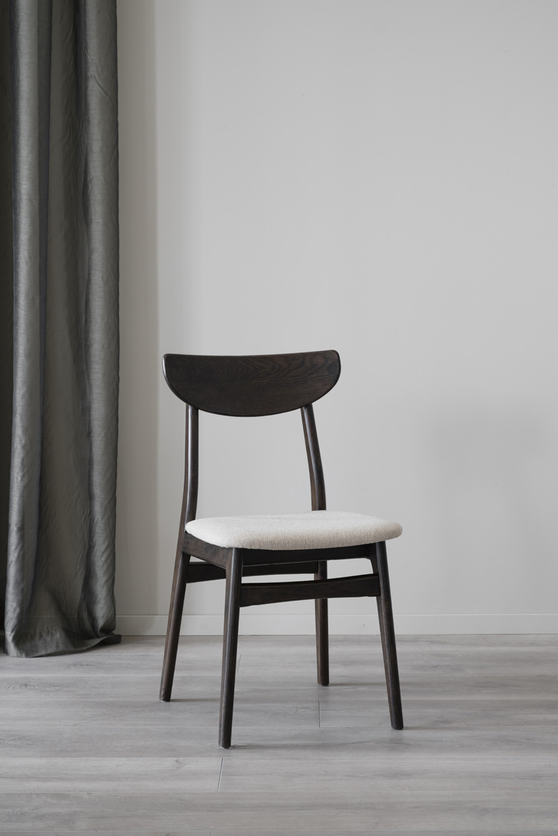 Eetkamerstoel Rodham donker eiken - gestoffeerde zitting Rodham houten eetkamerstoel donker eiken - gestoffeerde zitting beige