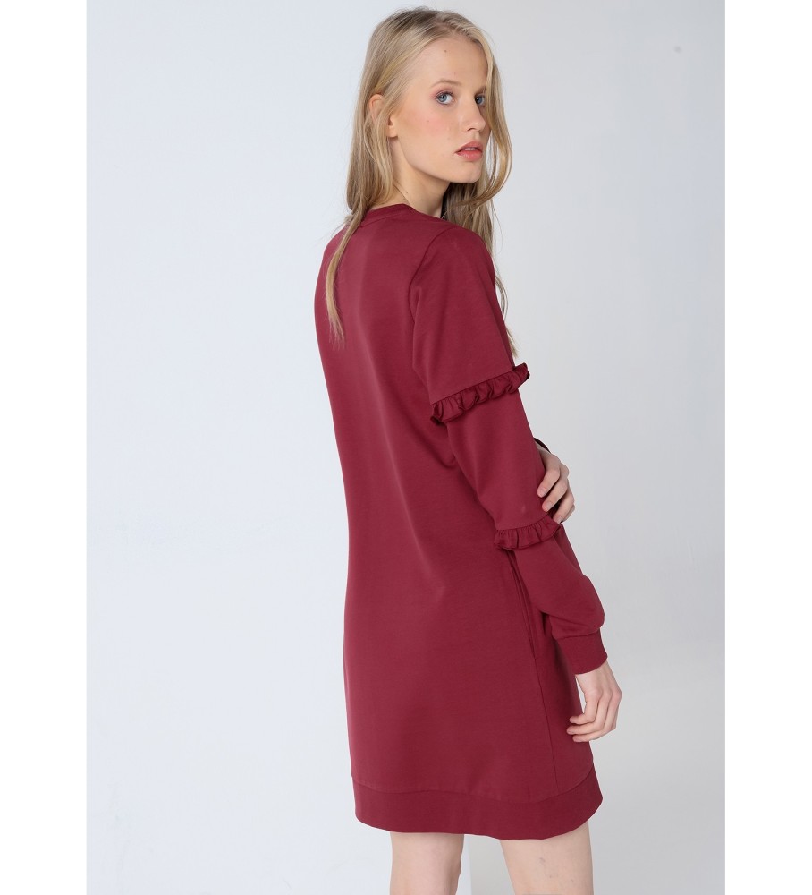 Vestido curto Lois com babados gráficos em tom bordô.