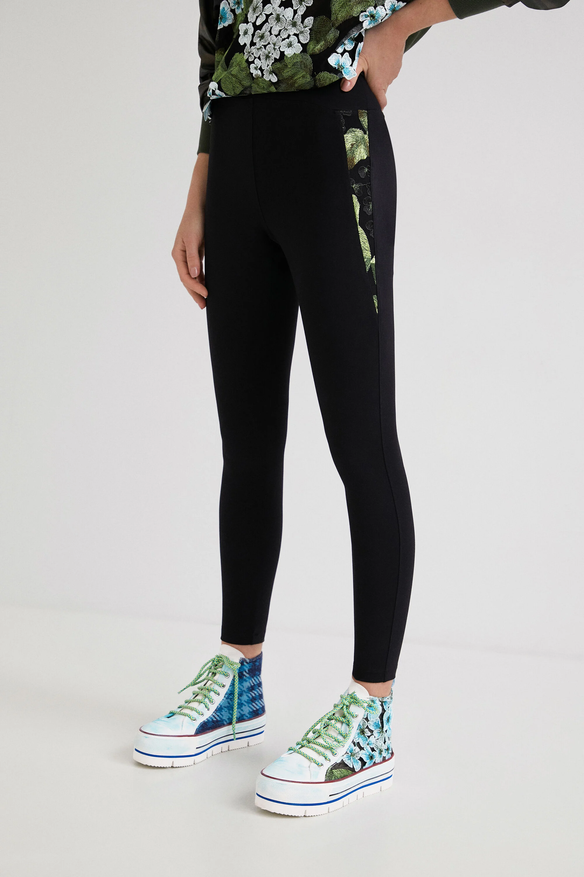 Leggings com laterais transparentes