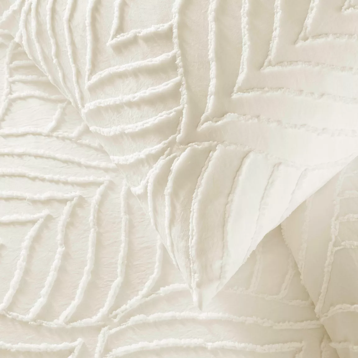 Housse de couette et deux taies microfibre tuftée (260 x 240 cm) Heltie Ivoire