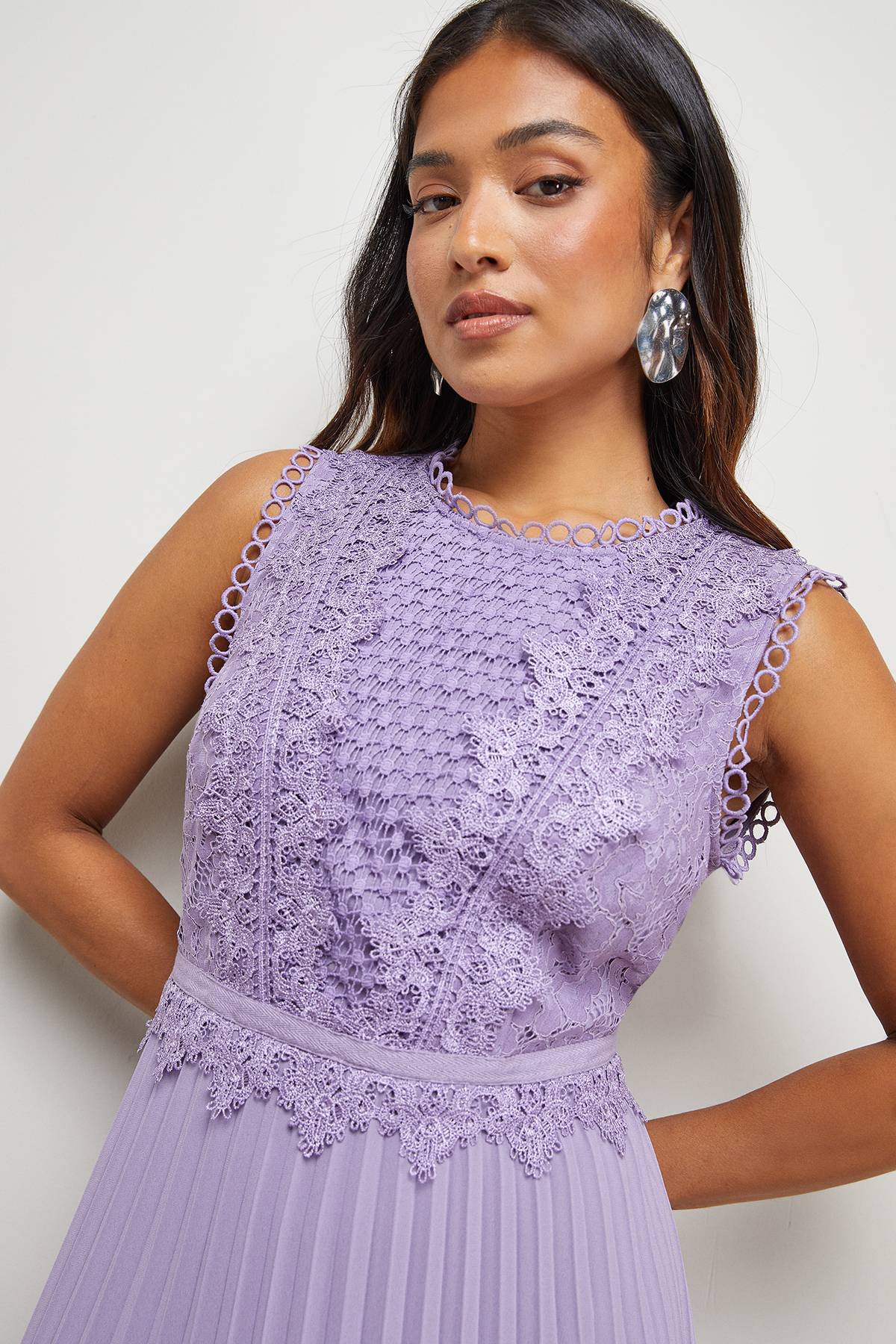 Oasis Robe Mi-longue Sans Manches à Dentelle et Plis Petite
