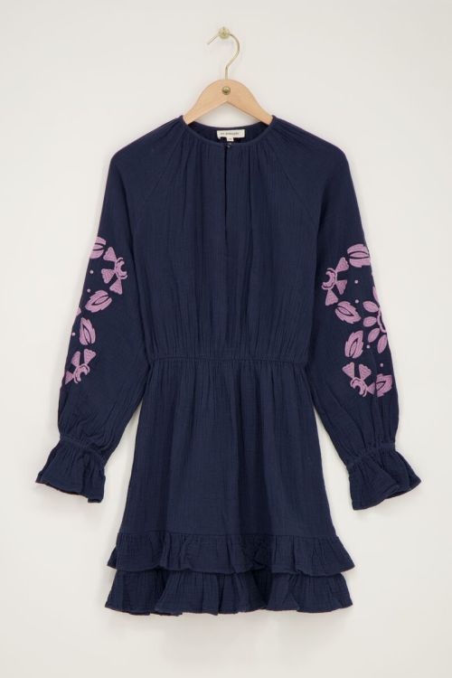 Donkerblauwe mousseline jurk met lila embroidery